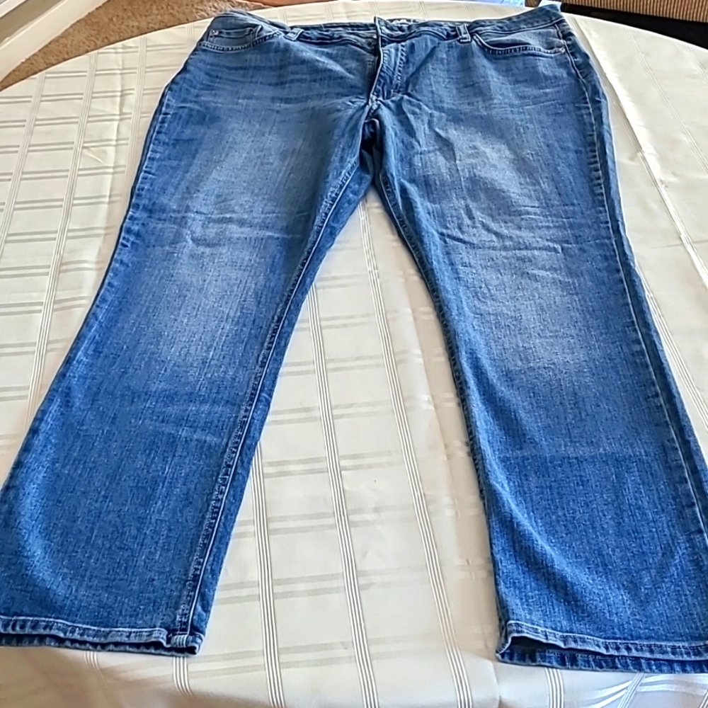Lee womens jeans. 20 long. Regular fit. Straight leg. Mid rise.